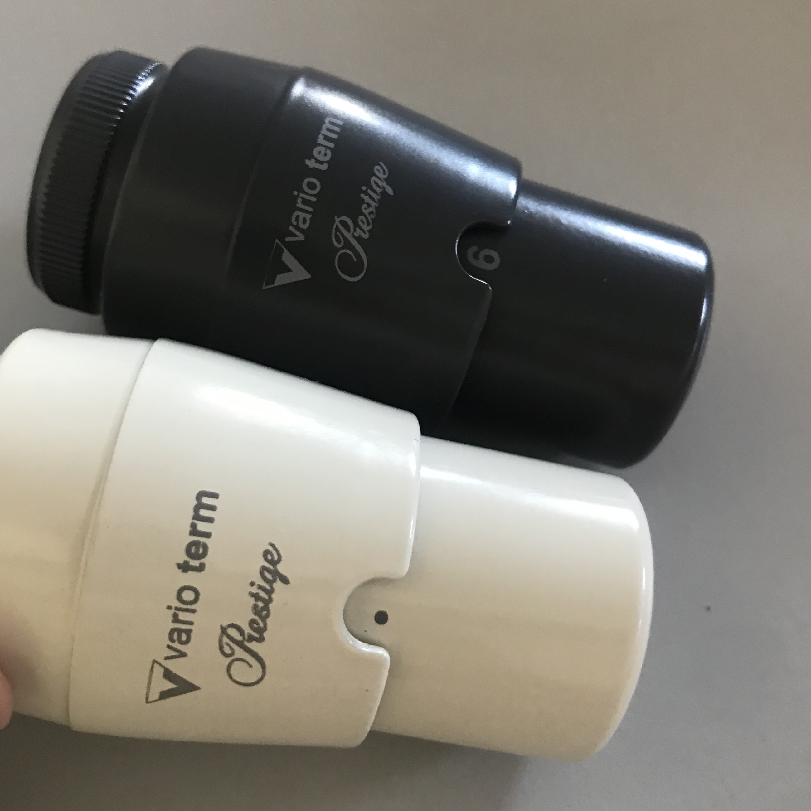 Порівняння установки термоголовки на подачу та зворотню лінію